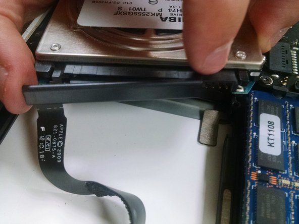 Macbook 2009-2010 Unibody White Disassembly, Removing Hard Drive Part 2: crwdns2935265:04crwdnd2935265:02crwdnd2935265:03crwdne2935265:0