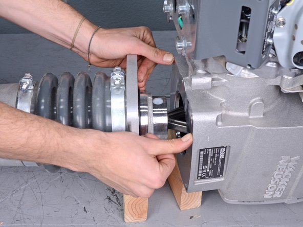 Wacker 4-Stroke Rammer BS504AS REV 101 (2019) Clutch Drum Replacement, Reveal the pin: crwdns2935265:08crwdnd2935265:02crwdnd2935265:03crwdne2935265:0