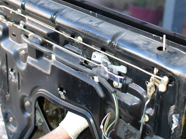 Mercedes W123 Power Window Regulator, Rear Replacement: crwdns2935265:04crwdnd2935265:02crwdnd2935265:03crwdne2935265:0