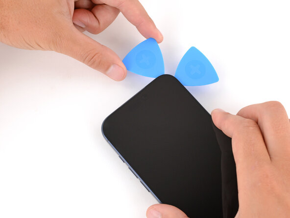 iPhone 17 Pro Battery Replacement, Separate the top edge adhesive: crwdns2935265:015crwdnd2935265:01crwdnd2935265:03crwdne2935265:0