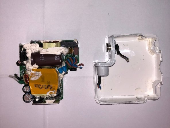 Apple Magsafe Power Adapter Teardown, Bottom Case Removal: step 4, image 1 of 2