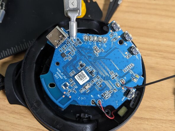 JBL Tune 510BT Ear cup holder replacement, Unsolder the power and data cable: crwdns2935265:06crwdnd2935265:02crwdnd2935265:03crwdne2935265:0