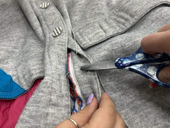 Two-Hole Button Replacement: crwdns2935265:012crwdnd2935265:02crwdnd2935265:03crwdne2935265:0