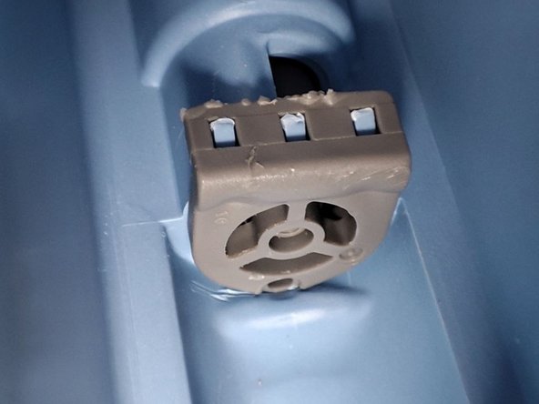 Haier HW100-BD14756 Reparatur Waschmittelfach austauschen, Ventilabdeckung fixieren: Schritt 6, Bild 2 von 3