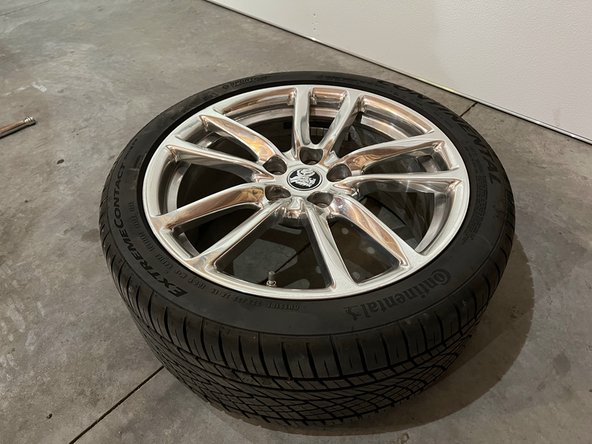 Lift and Support Rear of Vehicle, Removing the rear wheel: crwdns2935265:05crwdnd2935265:02crwdnd2935265:03crwdne2935265:0