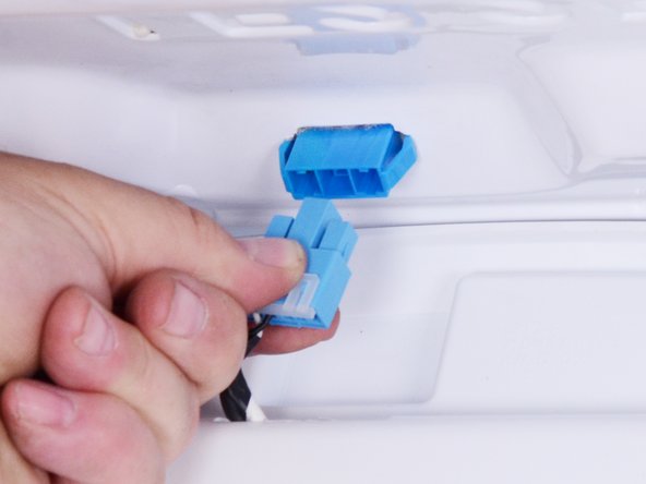 LG Refrigerator Model LFX25973 Refrigerator Light Replacement, Disconnect the light unit: crwdns2935265:06crwdnd2935265:02crwdnd2935265:03crwdne2935265:0