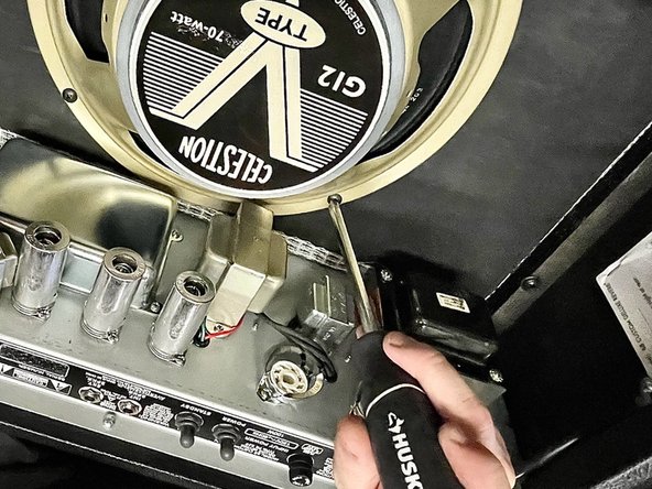 Fender 68 Custom Deluxe Reverb Speaker Replacement: crwdns2935265:07crwdnd2935265:02crwdnd2935265:03crwdne2935265:0