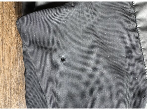 Woven Darning with a Speedy Weave, Assess the damage: crwdns2935265:03crwdnd2935265:02crwdnd2935265:03crwdne2935265:0