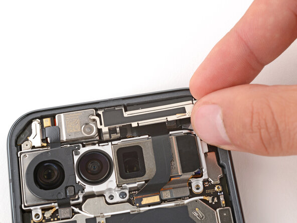 Google Pixel 10 Pro XL Front Camera Replacement, Install the front camera bracket: 28 단계, 이미지 3개 중 2개