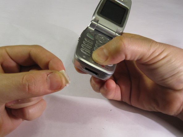 LG VX4400 Microphone Replacement, LG VX4400 Removing the Back Cover: crwdns2935265:03crwdnd2935265:03crwdnd2935265:03crwdne2935265:0