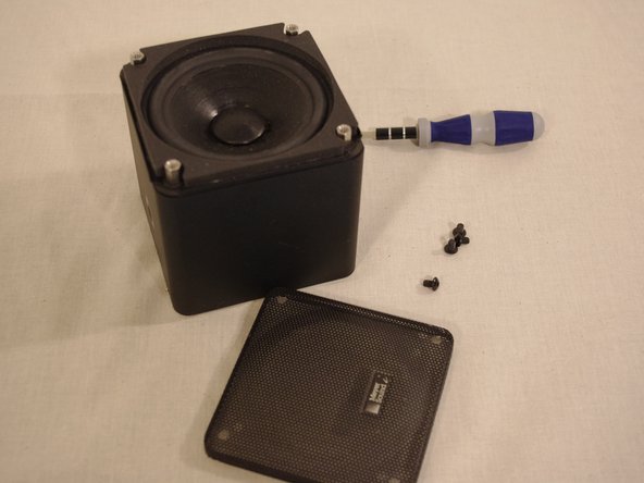 Disassembling Meyer Sound MM-4 Ultra Compact Wide-Range Loudspeaker Case: crwdns2935265:03crwdnd2935265:02crwdnd2935265:02crwdne2935265:0