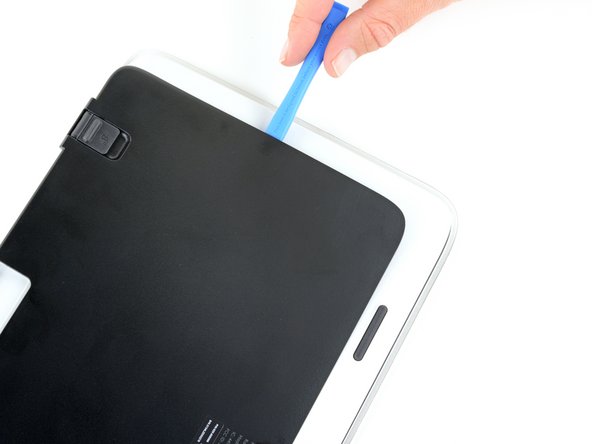 Logitech K800 Battery Replacement, Continue prying the rear cover: crwdns2935265:04crwdnd2935265:03crwdnd2935265:03crwdne2935265:0