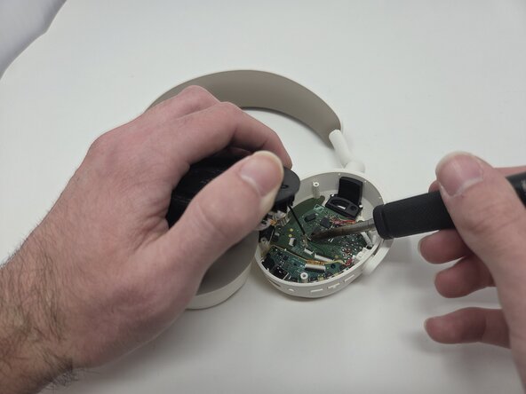 Sennheiser Accentum Wireless Driver Assembly Replacement: adım 5, 1 resimden 1.