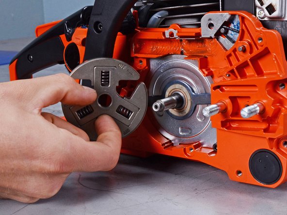 Echo Chain Saw CS4910 2020 Oiler System Replacement, Remove the clutch assembly: crwdns2935265:032crwdnd2935265:02crwdnd2935265:02crwdne2935265:0