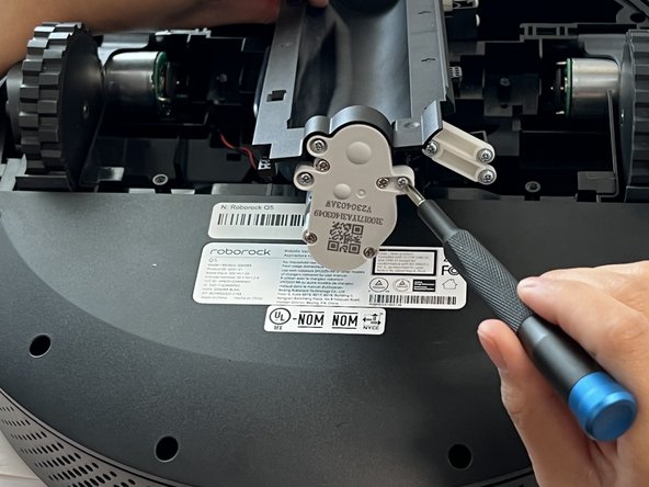 Roborock Q5 Main Brush Housing Replacement: crwdns2935265:012crwdnd2935265:02crwdnd2935265:02crwdne2935265:0