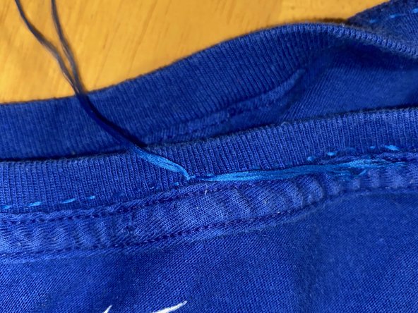 How to Fix the Neckline of a T-Shirt: crwdns2935265:05crwdnd2935265:02crwdnd2935265:02crwdne2935265:0