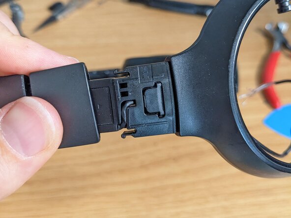 JBL Tune 510BT Ear cup holder replacement, Reattach the hinge: crwdns2935265:011crwdnd2935265:02crwdnd2935265:02crwdne2935265:0