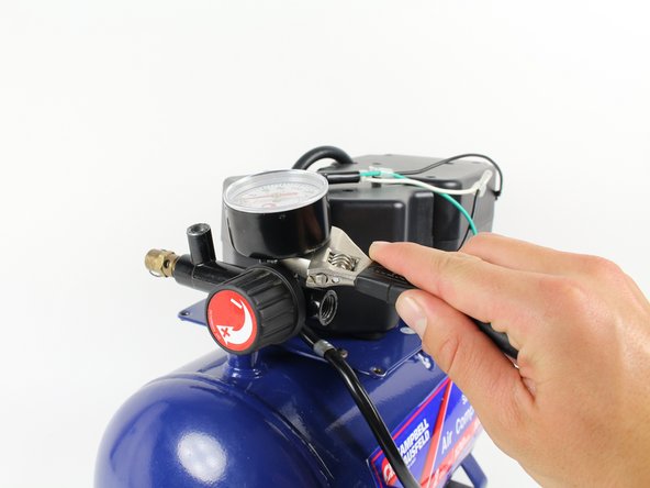 Campbell Hausfeld FP204800 Pressure Gauge Replacement, Remove the pressure gauges: crwdns2935265:05crwdnd2935265:02crwdnd2935265:02crwdne2935265:0