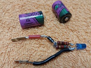 Comprobador de pilas 1/2 AA 3,6V de construcción casera.