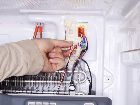 Samsung RF28T5001SR Refrigerator Evaporator Fan Replacement, Disconnect the fan connector: crwdns2935265:09crwdnd2935265:02crwdnd2935265:03crwdne2935265:0