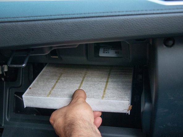 How to Replace a 2017 Honda Civic LX Cabin Filter: passo 5, immagine 2 di 3