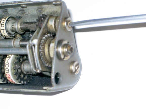 Disassembling a Monroe LA-160 calculator, Removing the lower dials: crwdns2935265:011crwdnd2935265:02crwdnd2935265:03crwdne2935265:0