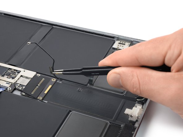 iPad Pro 12.9" 2nd Gen Battery Replacement, Free the right antenna cable: crwdns2935265:056crwdnd2935265:02crwdnd2935265:03crwdne2935265:0