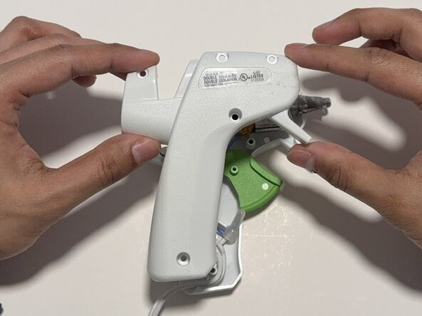 How to Fix a Stuck Trigger on an AdTech Basic Mini Hi-Temp Glue Gun: paso 9, imagen 2 de 3