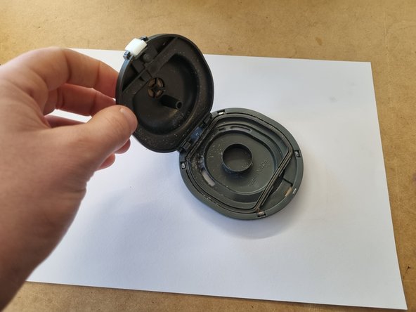 Midea FC307B Rice Cooker Teardown, Removing the top: crwdns2935265:02crwdnd2935265:02crwdnd2935265:02crwdne2935265:0