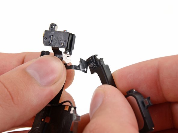 Замена задней части корпуса iPhone 5, Коннектор Lightning и разъём наушников: crwdns2935265:031crwdnd2935265:02crwdnd2935265:02crwdne2935265:0