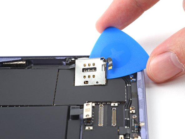 iPad Mini 6 SIM Card Reader Replacement, Separate the SIM card reader's adhesive: crwdns2935265:019crwdnd2935265:03crwdnd2935265:03crwdne2935265:0