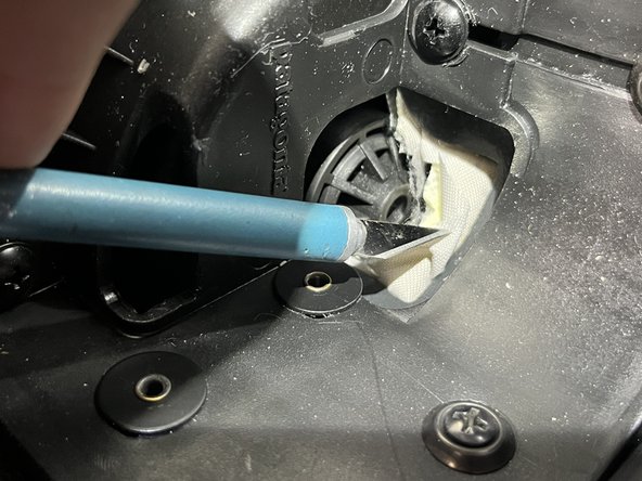 Wheel Replacement on a Patagonia Black Hole® Wheeled Duffel, Prepare the Inside of the Plastic Housing: Schritt 5, Bild 1 von 2