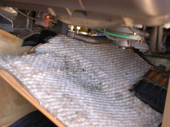 Disassembling Mercedes W123 Kick Panel: crwdns2935265:04crwdnd2935265:02crwdnd2935265:02crwdne2935265:0