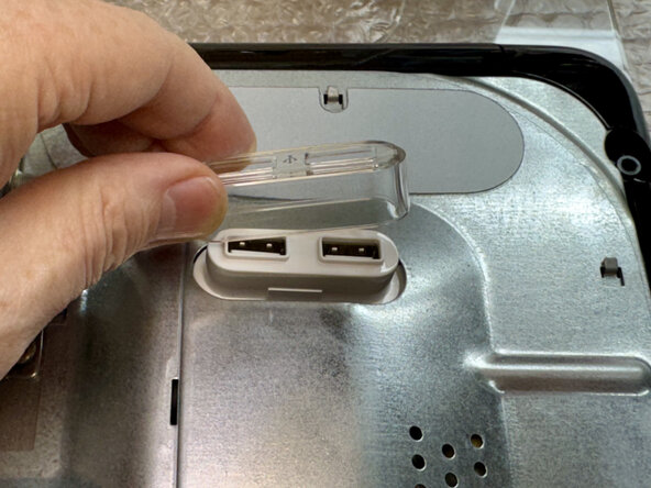Apple Studio Display M2454 Teardown: 步骤 5 中的图像 1，2