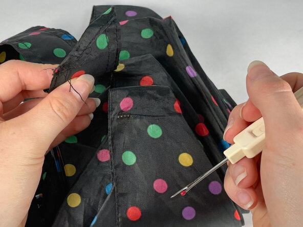 How to Reattach an Umbrella Strap, How to Reattach an Umbrella Strap: passo 1, immagine 3 di 3