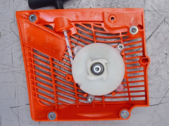 Echo Chain Saw CS590 2019 Starter Assembly Replacement, Unfasten the starter plate: crwdns2935265:015crwdnd2935265:02crwdnd2935265:02crwdne2935265:0