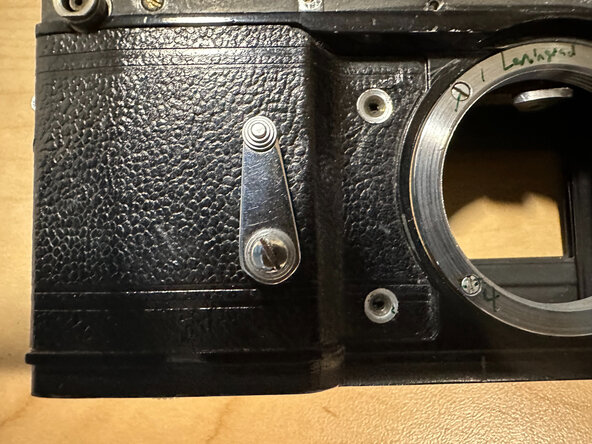 Cleaning & lubricating a GOMZ Leningrad, Remove the self timer lever: crwdns2935265:05crwdnd2935265:01crwdnd2935265:02crwdne2935265:0