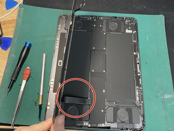 iPad Pro M4 13" Screen Replacement, Unplug Front Mic: passo 4, immagine 3 di 3