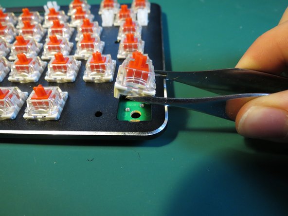 Kogan RGB Mechanical Keyboard Teardown, Remove key springs: crwdns2935265:05crwdnd2935265:02crwdnd2935265:03crwdne2935265:0