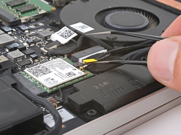 Razer Blade 15" (2020) Screen Replacement, Disconnect the antenna cables: crwdns2935265:09crwdnd2935265:02crwdnd2935265:03crwdne2935265:0