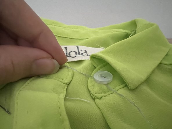 How to Replace a Button on a Shirt: crwdns2935265:08crwdnd2935265:02crwdnd2935265:03crwdne2935265:0
