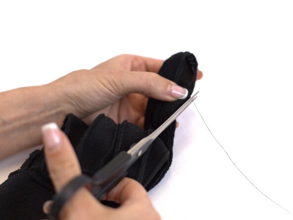How to Repair a Seam Split in a Winter Glove, Clean the area: crwdns2935265:06crwdnd2935265:02crwdnd2935265:03crwdne2935265:0