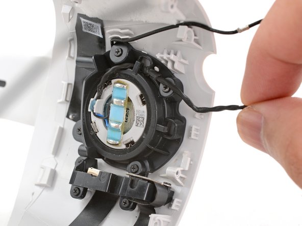 Meta Quest 2 USB‑C Port and Headphone Jack Replacement, Unclip the left speaker cable: crwdns2935265:056crwdnd2935265:02crwdnd2935265:03crwdne2935265:0