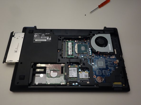 why! W650SZ Remplacement de la carte mère, Retirer le lecteur CD/DVD: crwdns2935265:03crwdnd2935265:03crwdnd2935265:03crwdne2935265:0