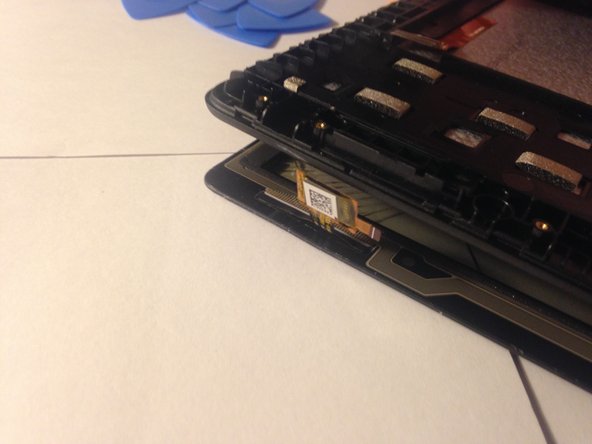 Amazon Fire 5th Generation Teardown, Unthread the digitizer cable: crwdns2935265:017crwdnd2935265:03crwdnd2935265:03crwdne2935265:0