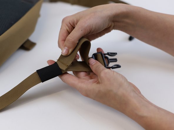 How to Replace a Backpack Buckle (without sewing), Tight the buckle: crwdns2935265:04crwdnd2935265:02crwdnd2935265:03crwdne2935265:0