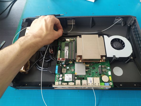 6- Montage PC Infinity, Ajout des antennes et carte wifi: étape 28, image 2 de 3