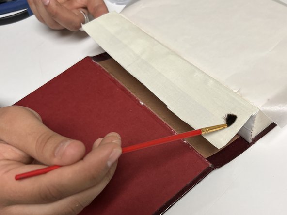 How to Reattach a Cover to a Hardcover Book: passo 17, immagine 2 di 2
