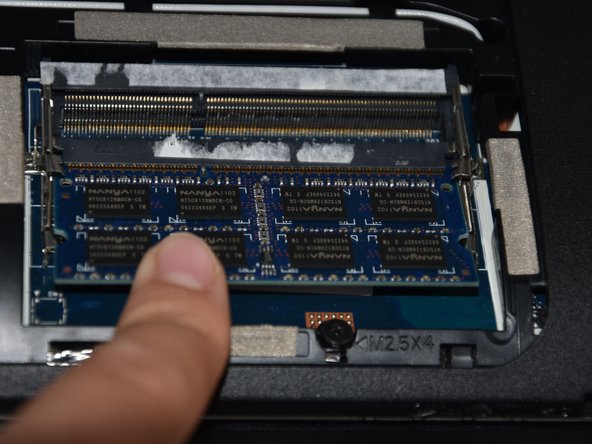 Acer Aspire 5750 sostituzione delle schede ram, Posizioniamo le nuove schede: passo 4, immagine 3 di 3