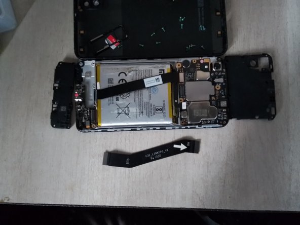 Xiaomi Redmi 7A Teardown, Remove the bridge connection: crwdns2935265:06crwdnd2935265:03crwdnd2935265:03crwdne2935265:0